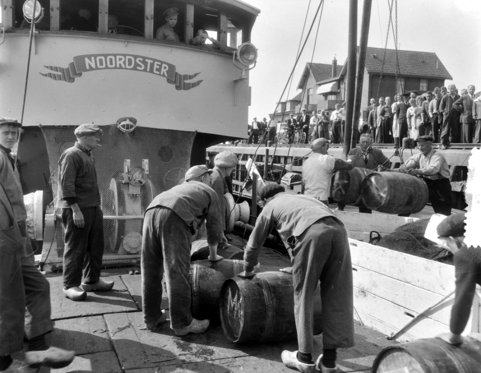 Aanvoer eerste nieuwe haring IJmuiden, Schip 236 Noordste schipper Kees de Graaf, Bestanddeelnr 906-4908