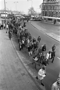 ABC-mars in Amsterdam onderweg op Tweede Paasdag, Bestanddeelnr 919-0151