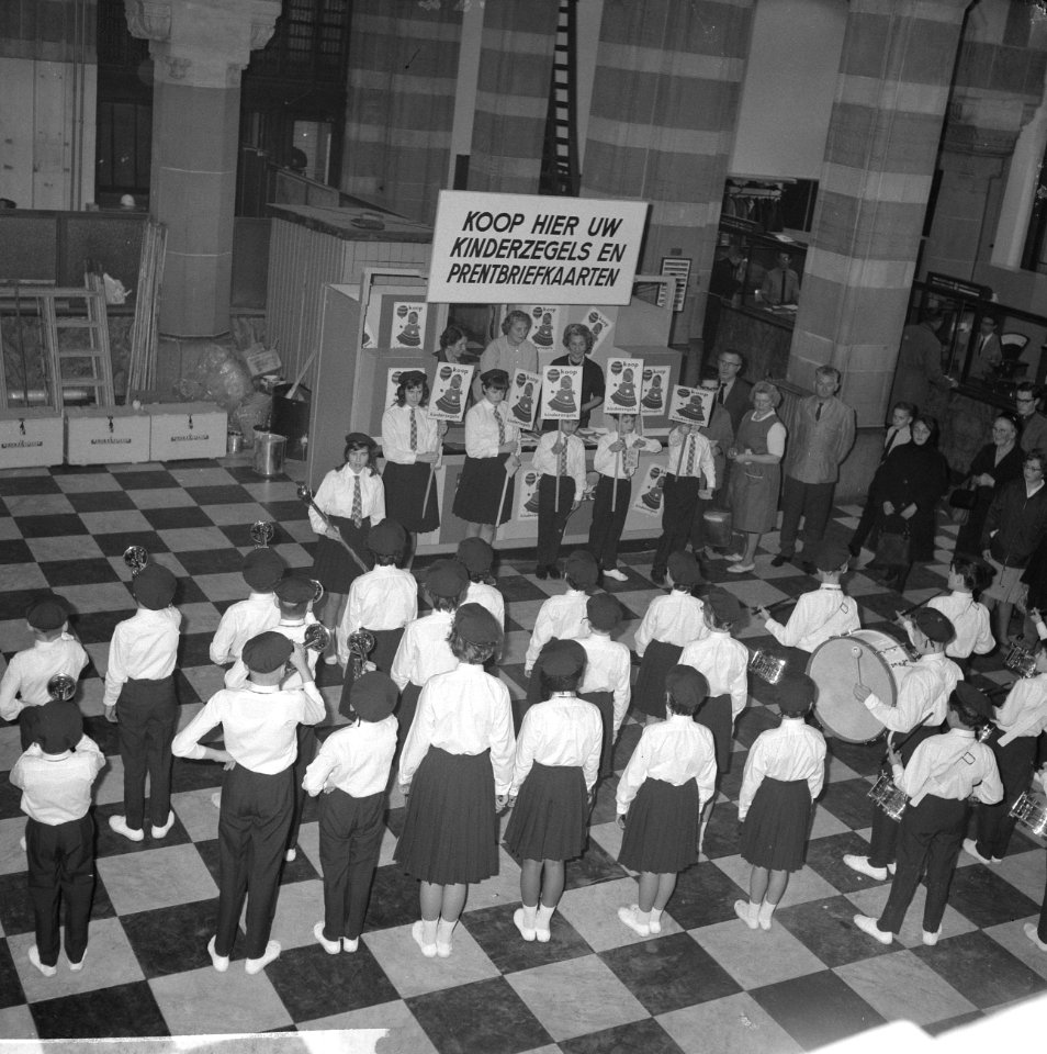 Aanvang verkoop kinderpostzegels 1963. De drumband van het kindertehuis Amstels, Bestanddeelnr 915-7355