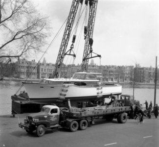 Aanvoer boten voor watersporttentoonstelling Hiswa in Amstel, Bestanddeelnr 907-6919