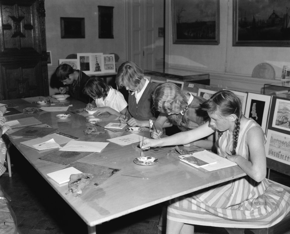 Aardewerk schilderen door de jeugd in Historisch Museum te Rotterdam, Bestanddeelnr 909-7671