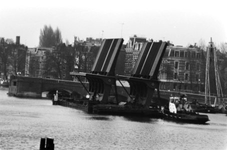 Aanvoer van stalen beweegbare brugdelen voor de Nieuwe Amstelbrug over de Amstel, Bestanddeelnr 933-5405