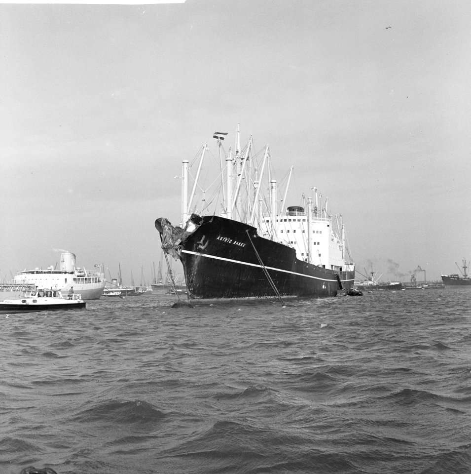 Aanvaring in Rotterdamse Haven de Taurus en de Astrid Bakke, Bestanddeelnr 913-6169