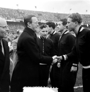 Aanvoerder Abe Lenstra stelt de spelers voor aan Prins Bernhard, Bestanddeelnr 905-5879