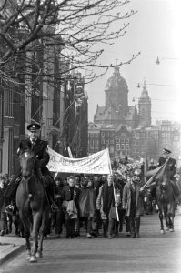 ABC-mars in Amsterdam onderweg op Tweede Paasdag (bij Dokwerken), Bestanddeelnr 919-0145