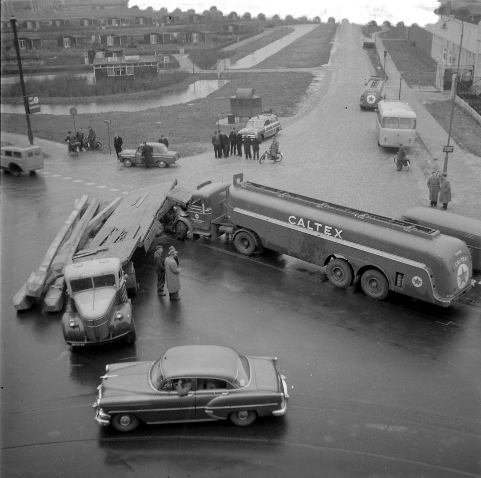 Aanrijding tankautotrekker met heipalen ( N. Hemweg ), Bestanddeelnr 908-3289