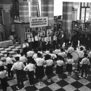 Aanvang verkoop kinderpostzegels 1963. De drumband van het kindertehuis Amstels, Bestanddeelnr 915-7356