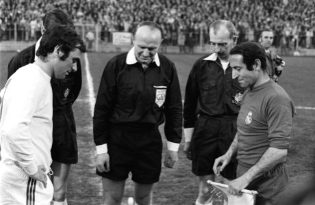 Aanvoerders van beide teams wisselen clubvaantjes uit bij de aanvang van de weds, Bestanddeelnr 924-4542