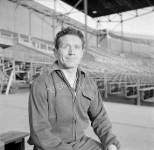 Aanvoerder Rinus Terlouw (Sparta) in het Olympisch Stadion in Amsterdam, enige d, Bestanddeelnr 191-1073