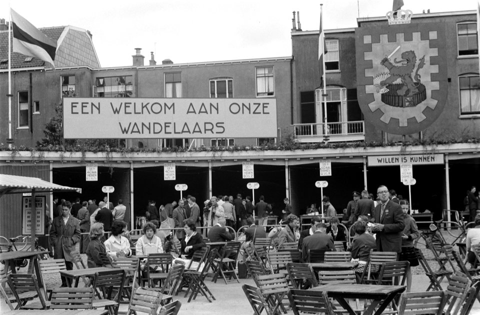 Aanmelden voor Vierdaagse. Borden voor de wandelaars, Bestanddeelnr 912-7645