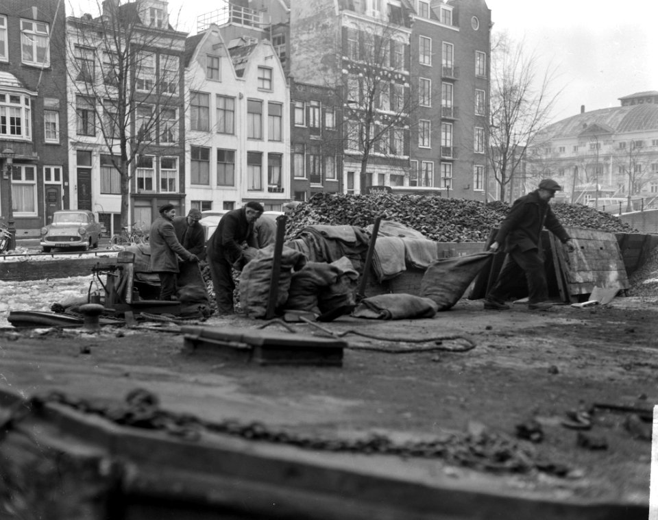 Aanvoer kolen in de Achtergracht te Amsterdam, Bestanddeelnr 914-7126
