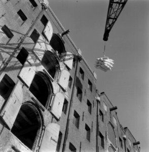 Aanvoer van geimporteerd meel in Amsterdam en het bergen in pakhuizen, Bestanddeelnr 900-9385 photo