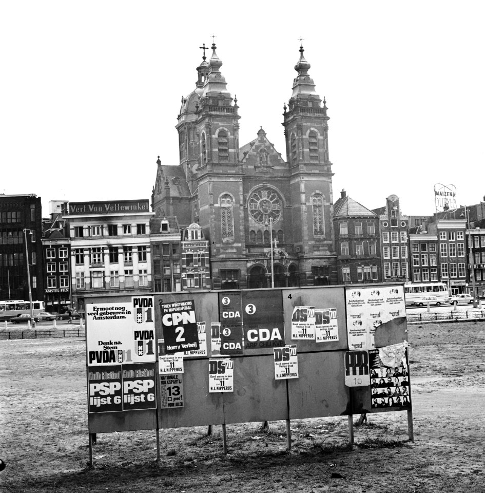 Aanplakbiljetten voor gemeenteraadsverkiezingen bij Centraal Station in Amsterda, Bestanddeelnr 927-2116