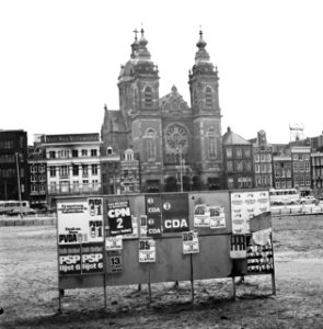 Aanplakbiljetten voor gemeenteraadsverkiezingen bij Centraal Station in Amsterda, Bestanddeelnr 927-2116