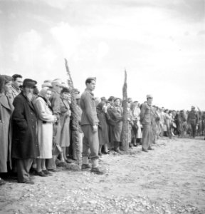 Aanwezigen bij een herdenking op 15 mei 1949 bij gelegenheid van de eerste ver…, Bestanddeelnr 255-1017