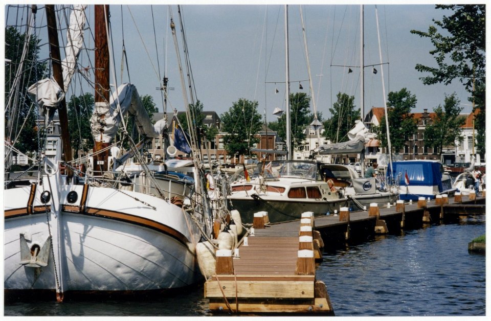 Aanlegsteiger voor passerende plezierjachten bij de Vissetrsbocht, ziende naar het oosten. NL-HlmNHA 54036368