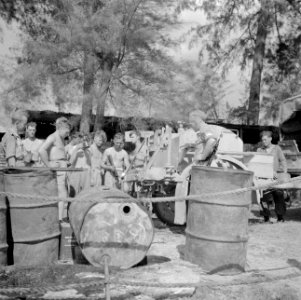 Aanvoer van water in het kamp in Malakka, Bestanddeelnr 255-8146