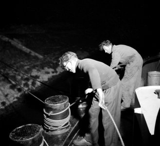 Aanmeren van de Damco 230 in het donker, links bemanningslid Jan Slijper, Bestanddeelnr 254-1613
