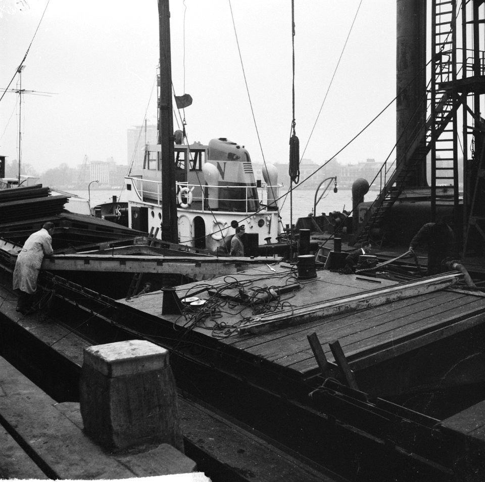 Aanvaring op Nieuwe Maas nabij Rijnhaven, het leegzuigen van de lichter, Bestanddeelnr 917-6283