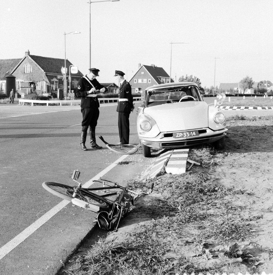 Aanrijding 81-jarige wielrijder en auto Rijksweg 3 bij Rotterdam, Bestanddeelnr 911-3347