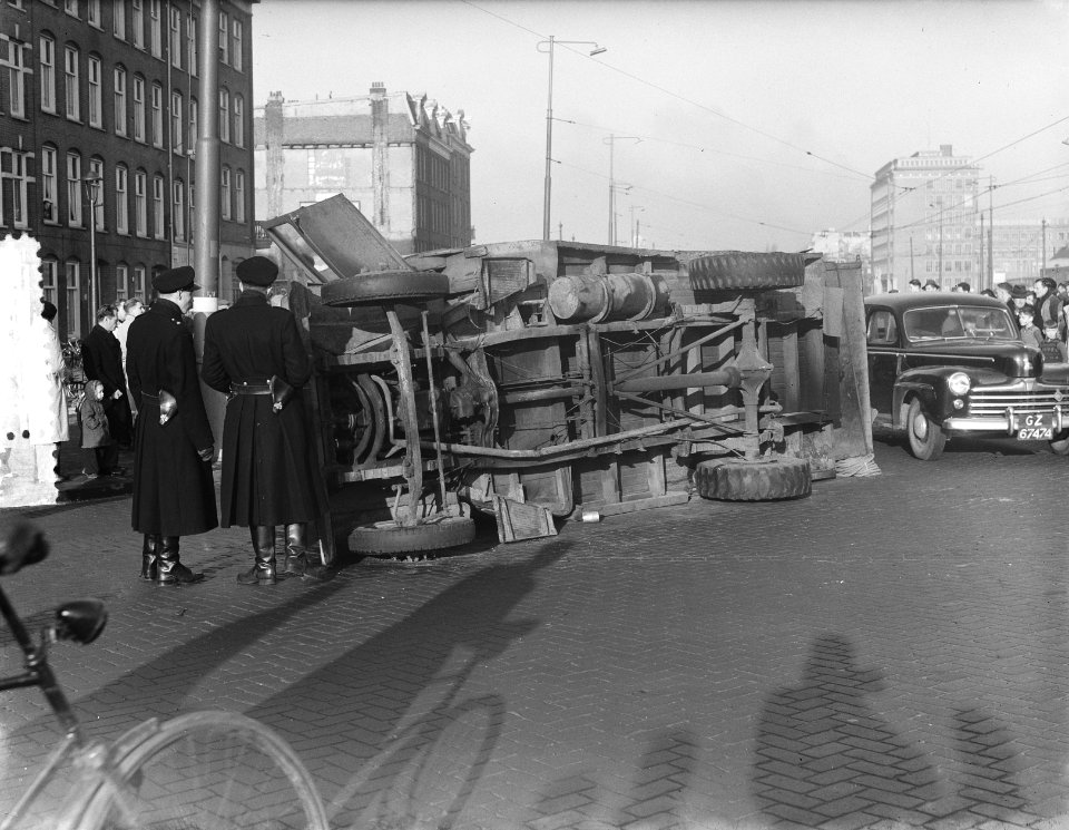 Aanrijding Wibrantstraat verhuiswagen ligt om, Bestanddeelnr 905-4814
