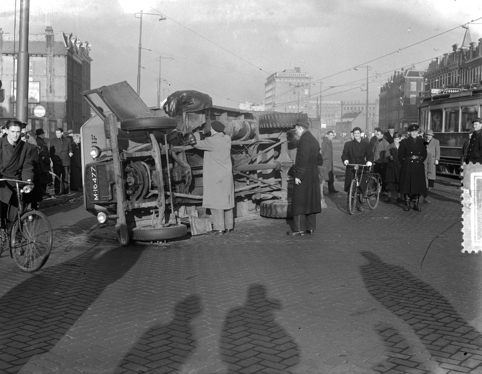 Aanrijding Wibrantstraat verhuiswagen ligt om, Bestanddeelnr 905-4815