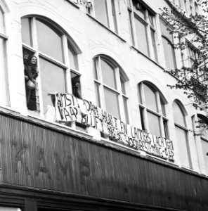 AAP bezet leeg gebouw Holtkamp aan Vijzelstraat Amsterdam bezet gebouw met span, Bestanddeelnr 927-1528