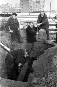 Aardgasleiding gesprongen in Haarlem, monteurs herstellen de leiding, Bestanddeelnr 920-9834