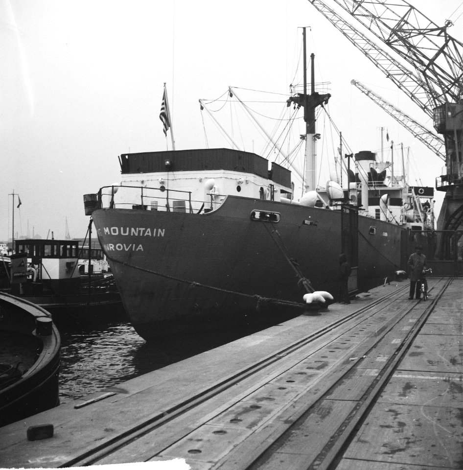 Aanvaring op Nieuwe Maas nabij Rijnhaven, het leegzuigen van de lichter, Bestanddeelnr 917-6284