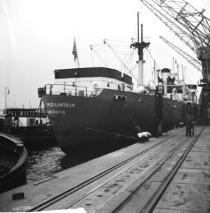 Aanvaring op Nieuwe Maas nabij Rijnhaven, het leegzuigen van de lichter, Bestanddeelnr 917-6284