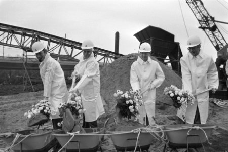 Aanvang werkzaamheden spoorverbinding Amsterdam RAI-Diemen vlnr wethouder ten H, Bestanddeelnr 933-8113