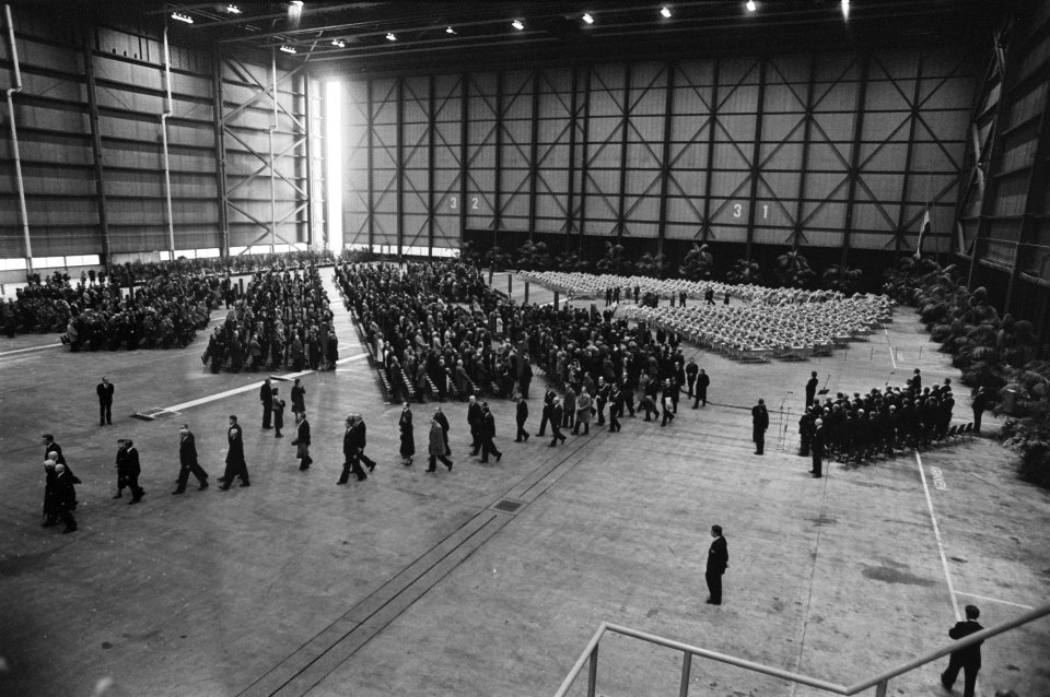 Aanwezigen verlaten de hal aan het einde van de dienst, Bestanddeelnr 929-1124