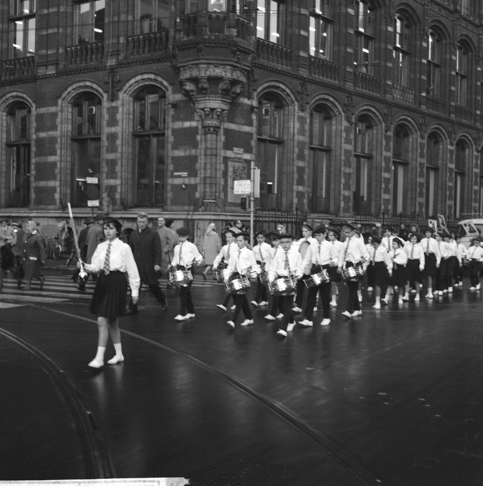Aanvang verkoop kinderpostzegels 1963 De drumband van het kindertehuis Amstels, Bestanddeelnr 915-7357