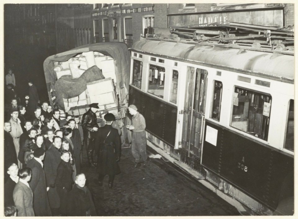Aanrijding tussen een vrachtauto en een tram (A358) van de N.Z.H. in de Grote houtstraat t.h.v nr. 97. NL-HlmNHA 54004796