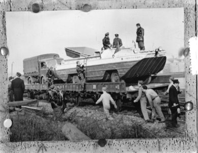 Aanvoer DUKW uit Milaan voor hulpverlening in verband met Watersnoodramp, Bestanddeelnr 905-5382