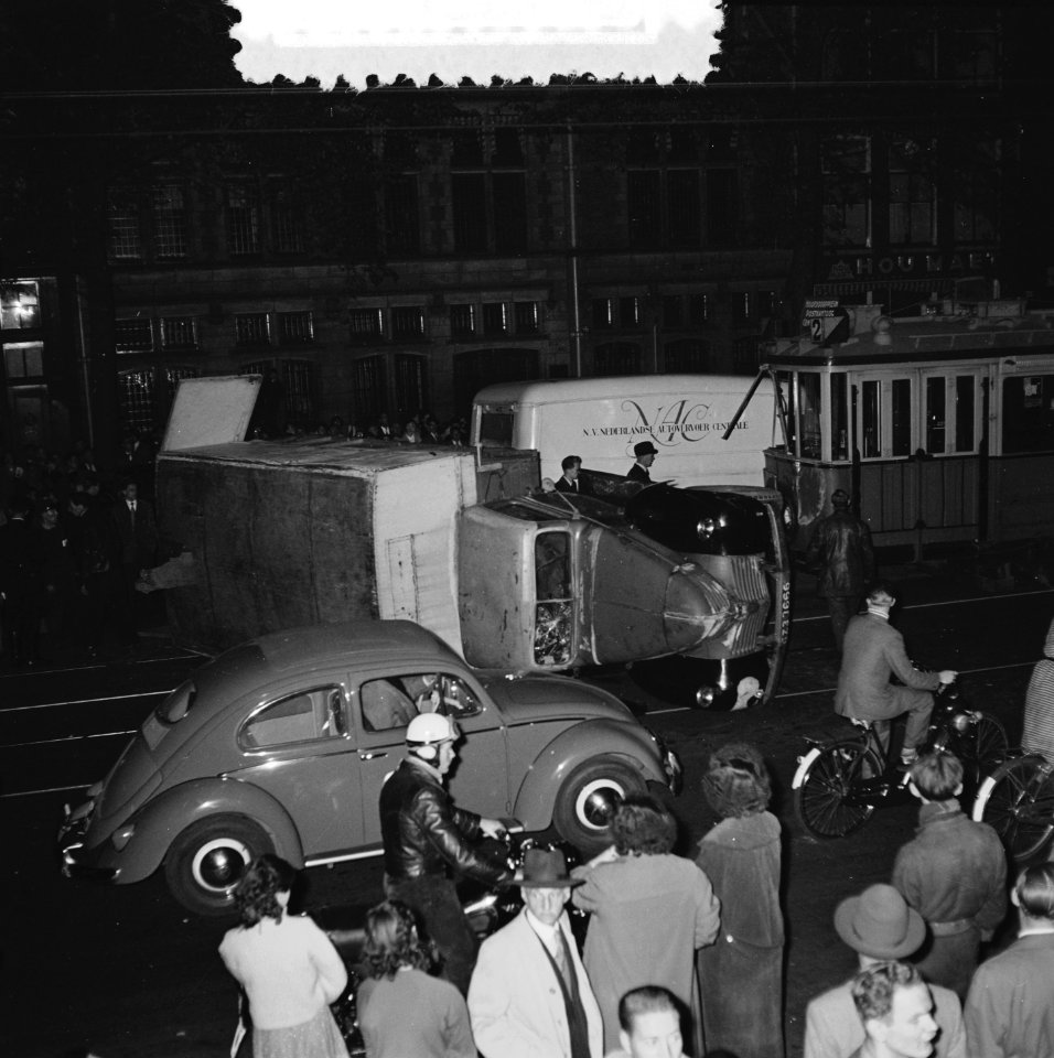 Aanrijding tussen tram en vrachtwagen op de Nieuwezijds Voorburgwal, Bestanddeelnr 908-0607