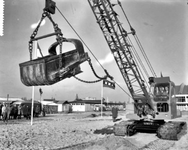 Aanvang werkzaamheden voor congresgebouw op het Europaple wethouder Van t Hull v, Bestanddeelnr 911-8220 photo