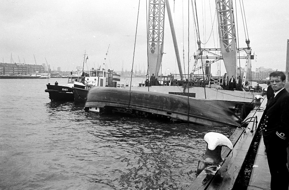Aanvaring binnenvaarttankschepen op Nieuwe Maas . Tanker in takel drijvende bok , Bestanddeelnr 920-6062