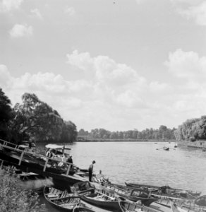 Aanlegsteigers voor roeiboten in de rivier de Theems, Bestanddeelnr 191-0637