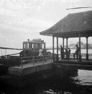 Aanlegsteiger met aangemeerd schip, Bestanddeelnr 8287