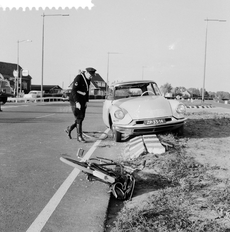 Aanrijding 81-jarige wielrijder en auto Rijksweg 3 bij Rotterdam, Bestanddeelnr 911-3346
