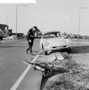 Aanrijding 81-jarige wielrijder en auto Rijksweg 3 bij Rotterdam, Bestanddeelnr 911-3346