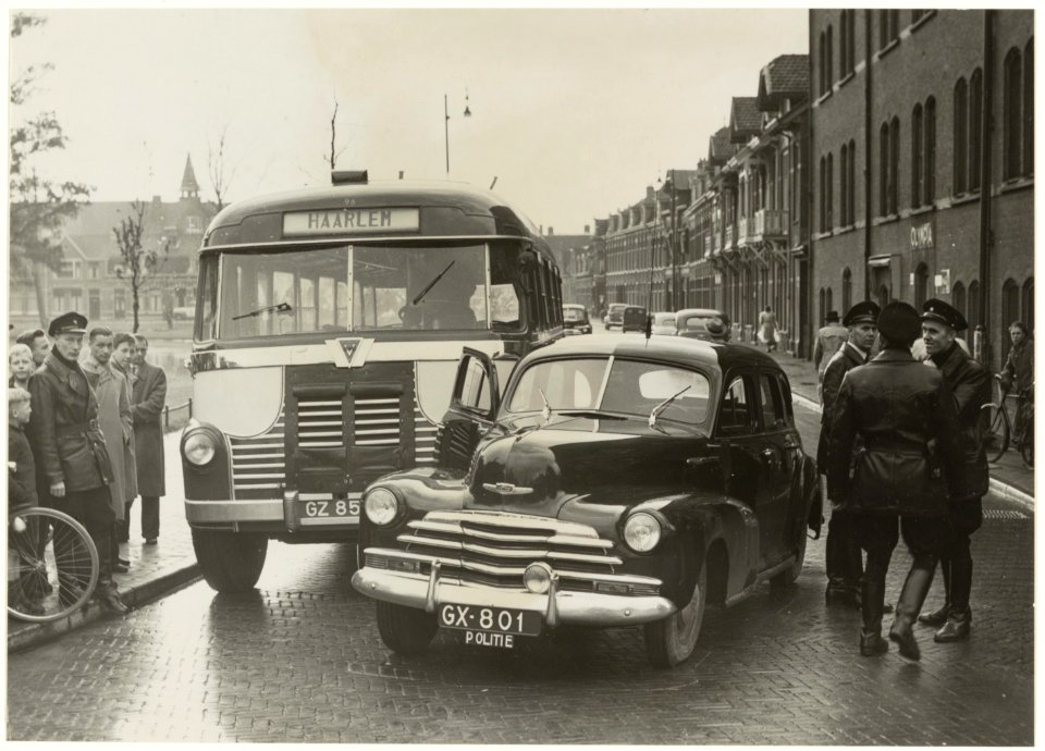 Aanrijding op de Kinderhuissingel tussen een politiewagen en een bus van Maarse en Kroon, NL-HlmNHA 54004228