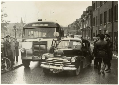Aanrijding op de Kinderhuissingel tussen een politiewagen en een bus van Maarse en Kroon, NL-HlmNHA 54004228