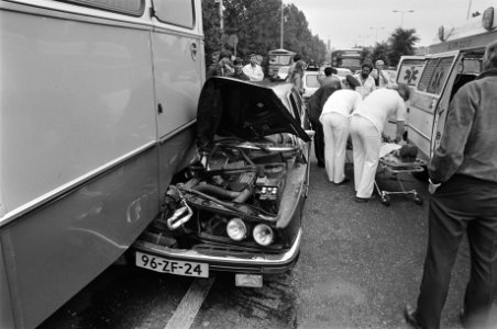 Aanrijding auto tegen bus, auto in elkaar, half onder de bus, Bestanddeelnr 931-5947