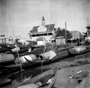 Aanlegplaats voor korjalen in Albina in Suriname Op de achtergrond een kerk, Bestanddeelnr 252-6633