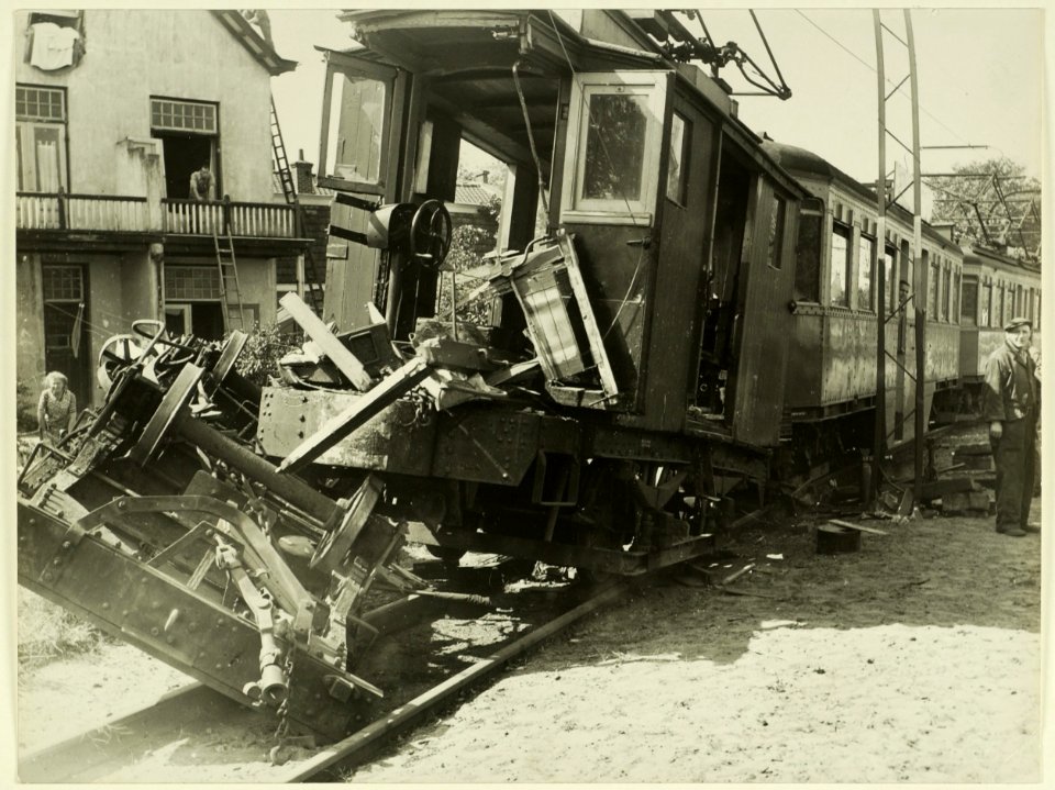 Aanrijding tussen de Blauwe Tram en een reparatiewagen van de N.Z.H.V.M. NL-HlmNHA 5400464593
