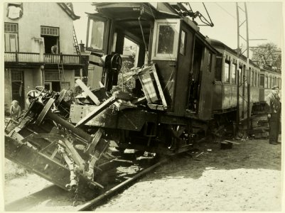 Aanrijding tussen de Blauwe Tram en een reparatiewagen van de N.Z.H.V.M. NL-HlmNHA 5400464593