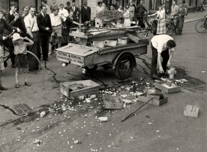 Aanrijding op de Schoterweg tussen een vrachtwagen en een motorbakfiets van vishandel Gebr. Korving. Aangekocht in 1977 van fotograaf C. de Boer. - Gepubliceerd in het Haarlems Dagblad van 2, NL-HlmNHA 1478 25900 K 38
