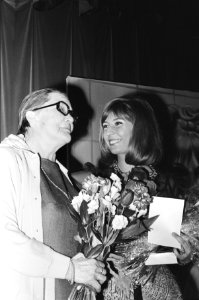Abeltje Stenhuis, weduwe van schrijver Jan Mens, en Willeke Alberti (r), Bestanddeelnr 924-4247